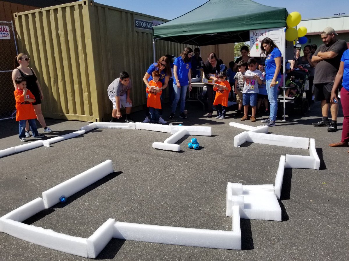 SouthLARobotics's tweet photo. Robot Maze at the STEAM Day of Play #southla #ldsupersouth #steam #steamnsouth #dashanddot #robotics #programming #maze #grahamsteam https://t.co/9VafYOWlIT