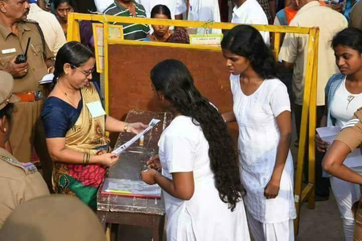 SKThambiUmar's tweet photo. தலைவிரி கோலத்துடன் , துப்பட்டா மறுக்கப்பட்டு தமிழக மாணவிகள்...
ஒட்டுமொத்த தமிழகமும் வெட்கப்பட வேண்டும்...
#CulpritCBSE #BanNeet https://t.co/s4ZfeADnIG