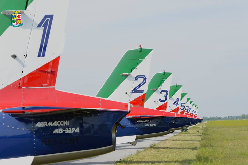 Tutto pronto per la stagione acrobatica 2018...prima esibizione di quest'anno a Grado domenica 13 maggio, vi aspettiamo!
#FrecceTricolori #AeronauticaMilitare #latuasquadrachevola