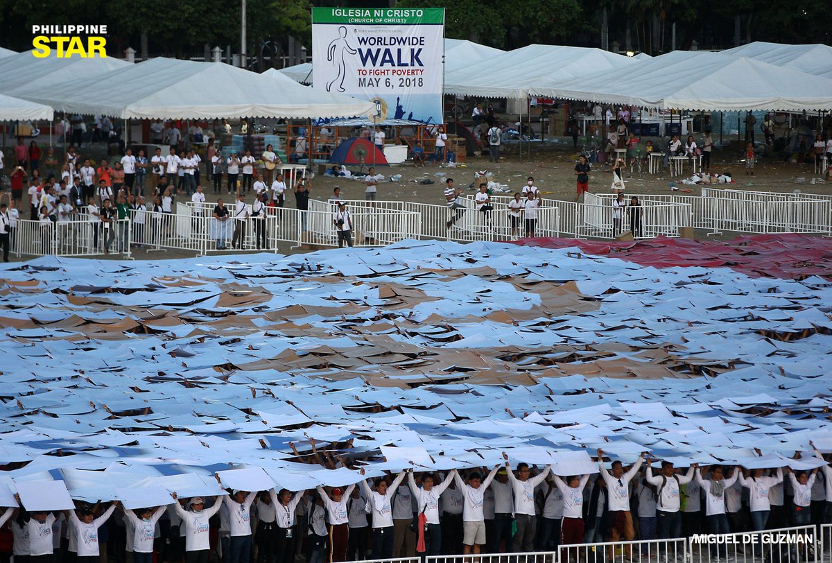 PhilippineStar's tweet photo. LOOK: Members of Iglesia ni Cristo break the Guinness World Record for the largest picture mosaic during their #WorldwideWalktoFightPoverty at the Quirino Grandstand open grounds in Manila. https://t.co/CFHJvk1cwv