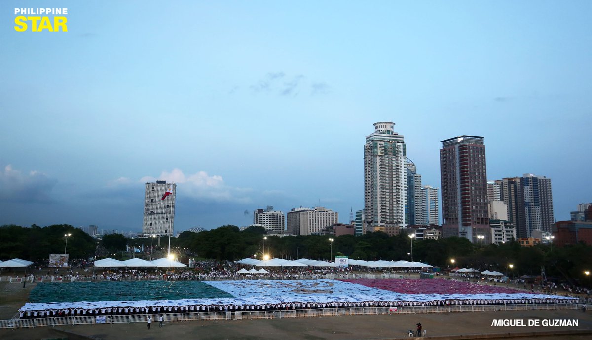 PhilippineStar's tweet photo. LOOK: Members of Iglesia ni Cristo break the Guinness World Record for the largest picture mosaic during their #WorldwideWalktoFightPoverty at the Quirino Grandstand open grounds in Manila. https://t.co/CFHJvk1cwv