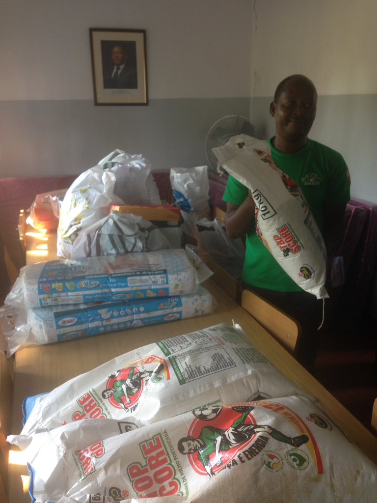i_collinson's tweet photo. Prezados amigos, OBRIGADO à todos os q ajudaram e deram parte d seu tempo e atenção à campanha beneficente n Infantário da Matola. Foi possível angariar 100 colheres, 100 copos 200 fraldas farinha 10kg x2 arroz 25kg 400 luvas 4 cuvetes Roupa e Sapato de menina 15 Mantas #MWFDAY https://t.co/bg4fU5QKF7