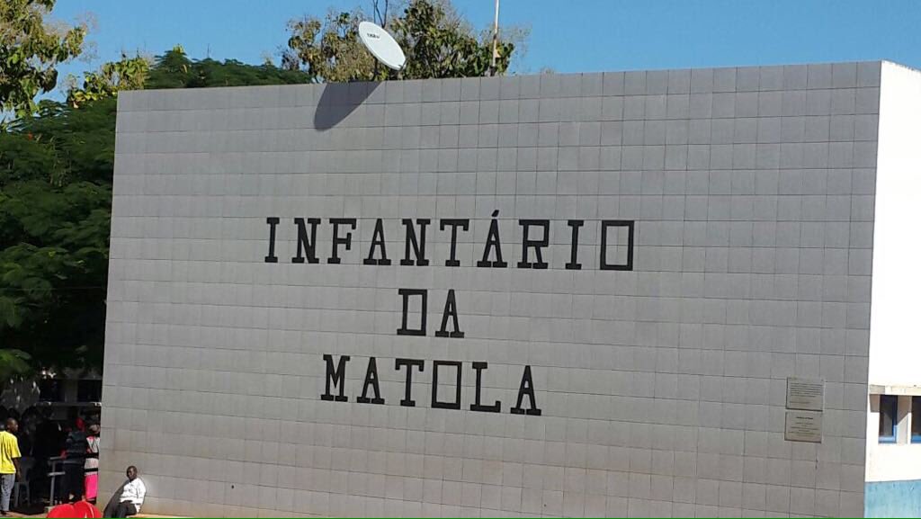 i_collinson's tweet photo. Prezados amigos, OBRIGADO à todos os q ajudaram e deram parte d seu tempo e atenção à campanha beneficente n Infantário da Matola. Foi possível angariar 100 colheres, 100 copos 200 fraldas farinha 10kg x2 arroz 25kg 400 luvas 4 cuvetes Roupa e Sapato de menina 15 Mantas #MWFDAY https://t.co/bg4fU5QKF7