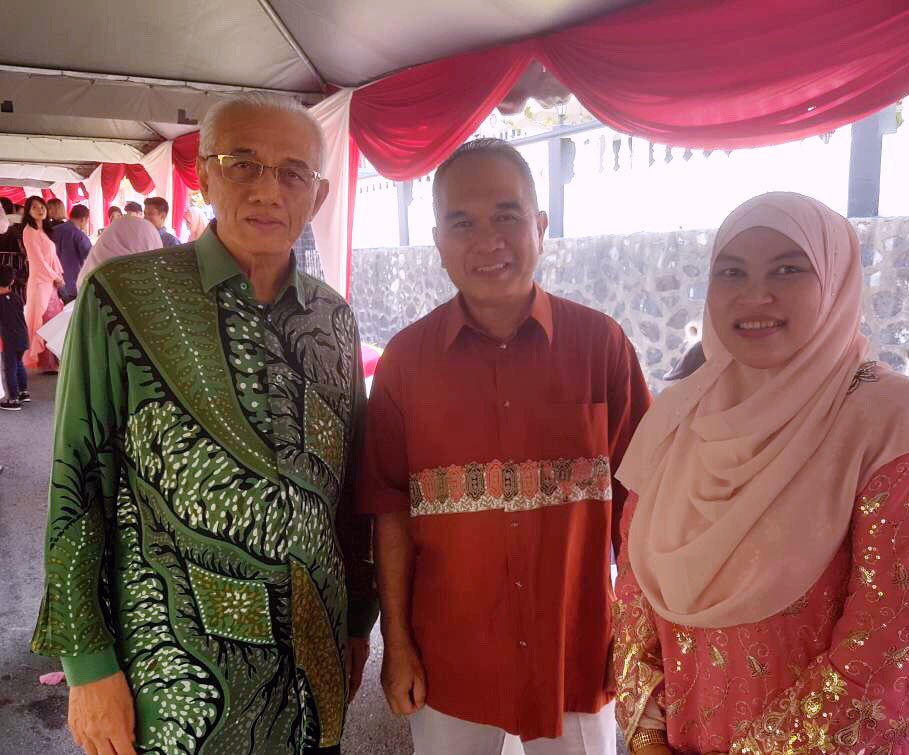 Tua kelapa berguna
Tua manusia bermakna
Moga terus diberi rahmat
Dunia dan akhirat, InsyaAllah.

-Y. Bhg Tan Sri Zaini Omar , Mantan KPKR
-Y Brs Tn Hj Noorazman