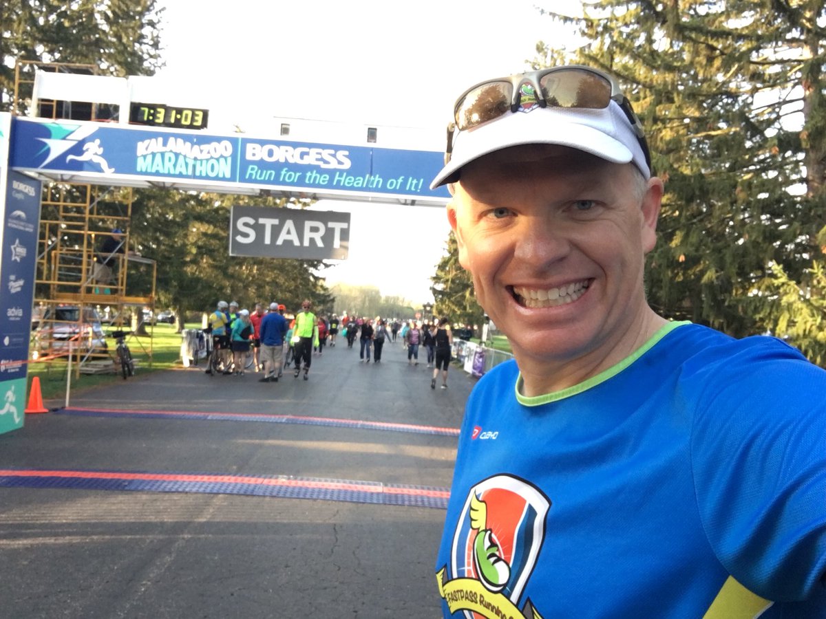 makomichael's tweet photo. Missed the official #EarnYourMittens photo for the Full but they were kind enough to take one of just me. They are an insanely happy, fun race here at the #BorgessRun - getting obligatory starting line selfie. Hoping I can keep the smile for 27.3 more (I plan on getting lost) https://t.co/21MAAjflFq