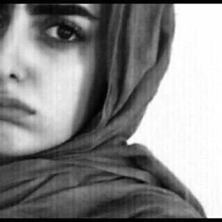 ماني اجمل بنت.لكني جميله 
من عرفني صعب ينساني بسهوله
 فيني خفة دم لو اني ثقيله 
وفيني جرأة عين مع اني خجوله ..