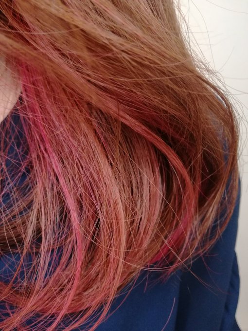 髪の毛にピンク入れた😆ギッッッッシギシになったけど満足だ... 