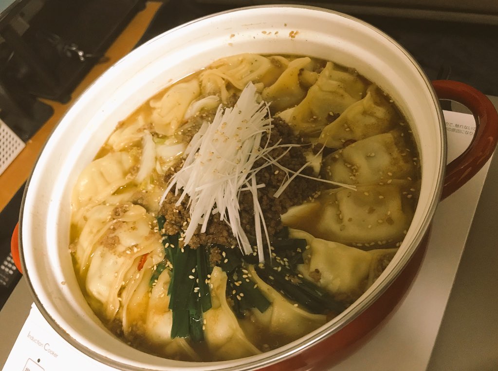 U Ki On Twitter ゴマ坦々餃子鍋 辛そうで辛くない少し辛い餃子坦々鍋 少しアレンジした 餃子40こ ゆるキャンd なでしこ飯 料理 餃子坦々鍋 U Kicooking