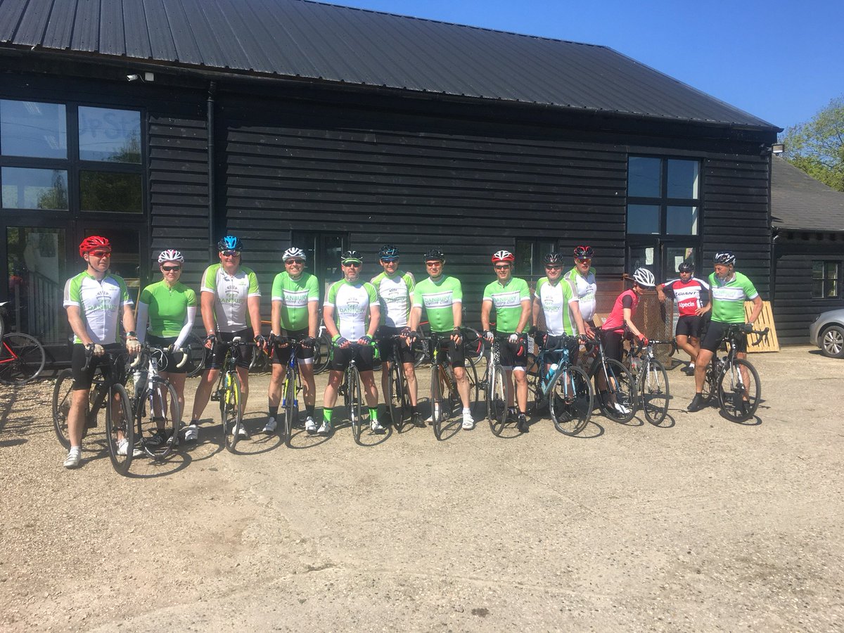 Team pic from this morning's ride - it was a scorcher! 

danburycyclingclub.org/2018/05/06/rid…