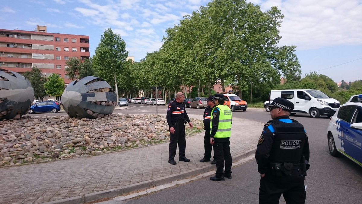 JoseMFLleida's tweet photo. #ProtecciónCivilLleida hoy 6/5 hemos estado de servicio colaborando con la @gUrbanaLleida y el #DecathlonLleida y @paerialleida en el dispositivo de seguridad de la #Decabike del Decathlon de #Lleida x las calles d #Lleida hasta el parque de la Mitjana y vuelta al Decathlon https://t.co/L4Jrq4aVZa