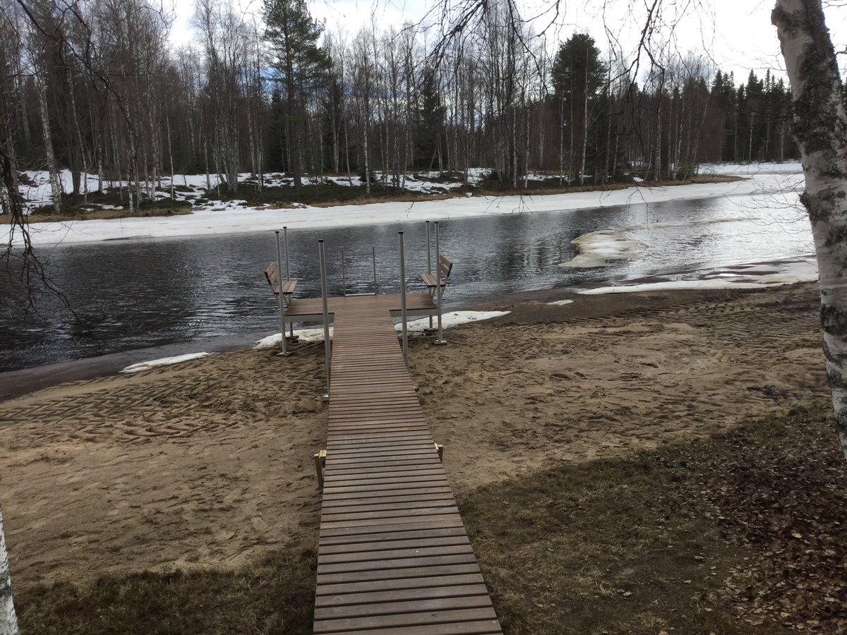 Nyt saa vesi nousta ja kesä tulla. Laituri on paikallaan uuden hiekkapatjan päällä ja oikein vatupassin kanssa tasalleen asennettu.