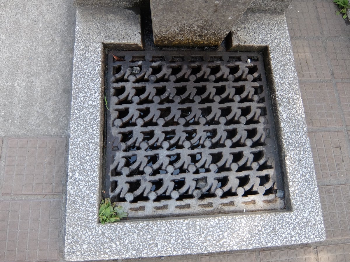 遊びごごろのあるグレーチング、一之江三丁目南公園と鎌倉駅西口時計台公園で発見