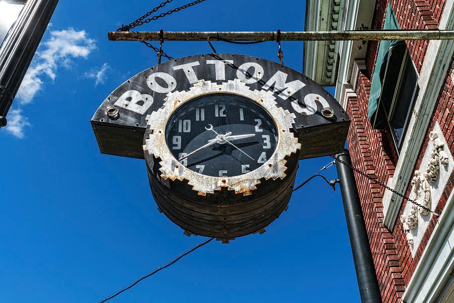 Bottoms Clock Sign by Sharon Popek buff.ly/2FLf3GQ #hanginsign #clocksign #clocks #clocksoftheworld #itsabouttime #bardstownky #travelphoto #americana #americanhistory