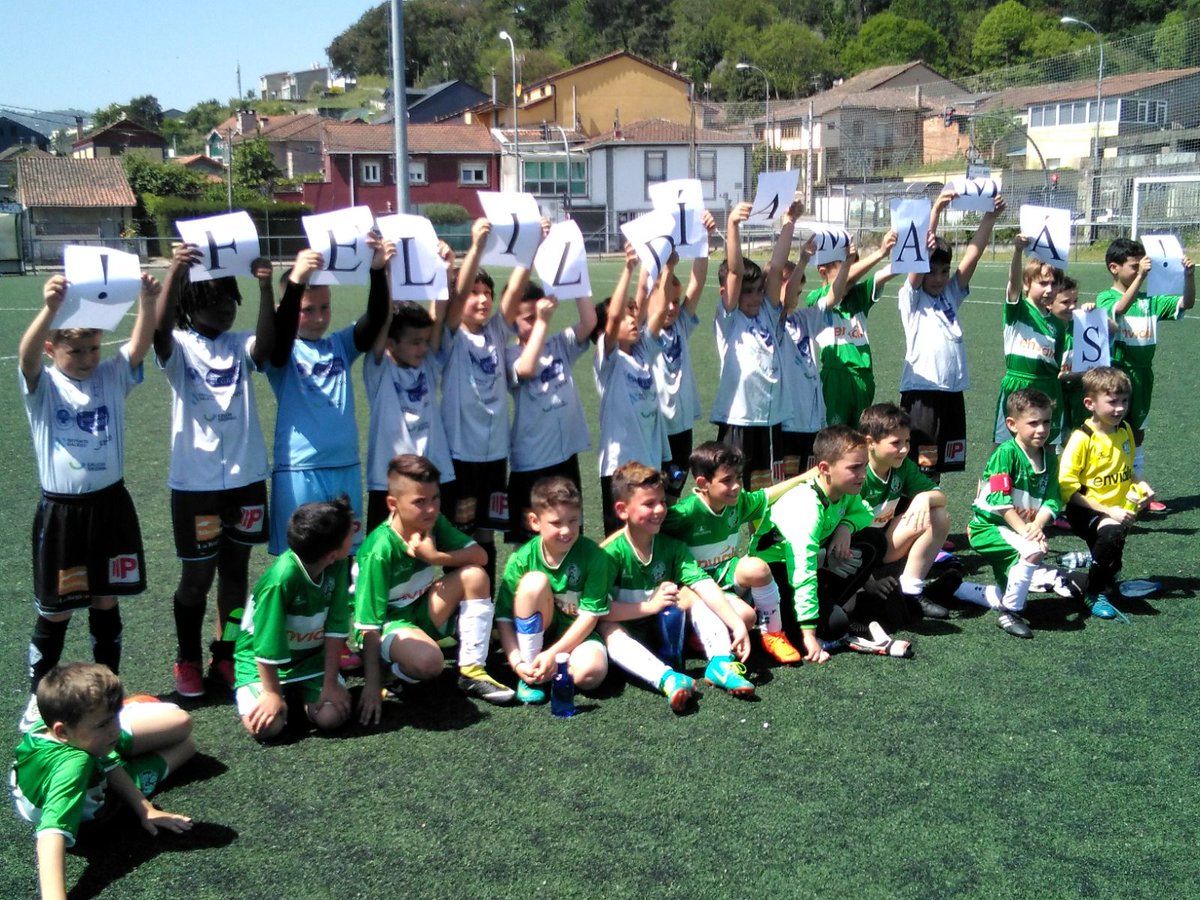 Ourense_CF's tweet photo. Y tras un excelente partido... los prebenjamines del @Ourense_CF y @pabelloncf_com se unen para felicitar a las mamis 👏👏👏
#DiaDeLaMadre #FelizDiaDeLaMadre https://t.co/EHXGpUEVIK https://t.co/99gFCi16lD