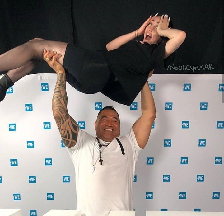 NoahCyrusAR's tweet photo. 📸BACKSTAGE 
#WEdaySeattle
#NoahCyrus @noahcyrus 🎙♥️ https://t.co/vTSQ55OV5E