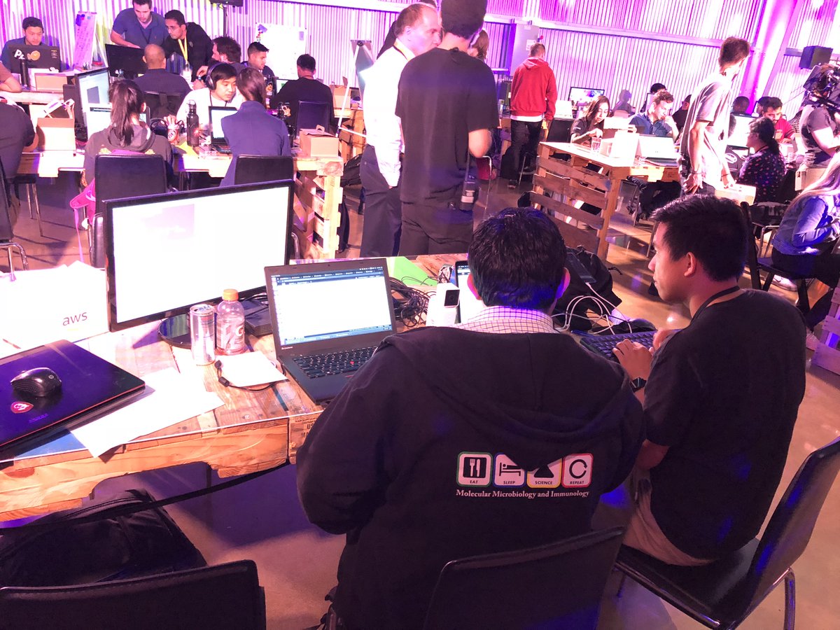 AngelHack's tweet photo. It's the final countdown at #HackTillDawn in Hollywood! #hackathon https://t.co/uu9pMxcXzO