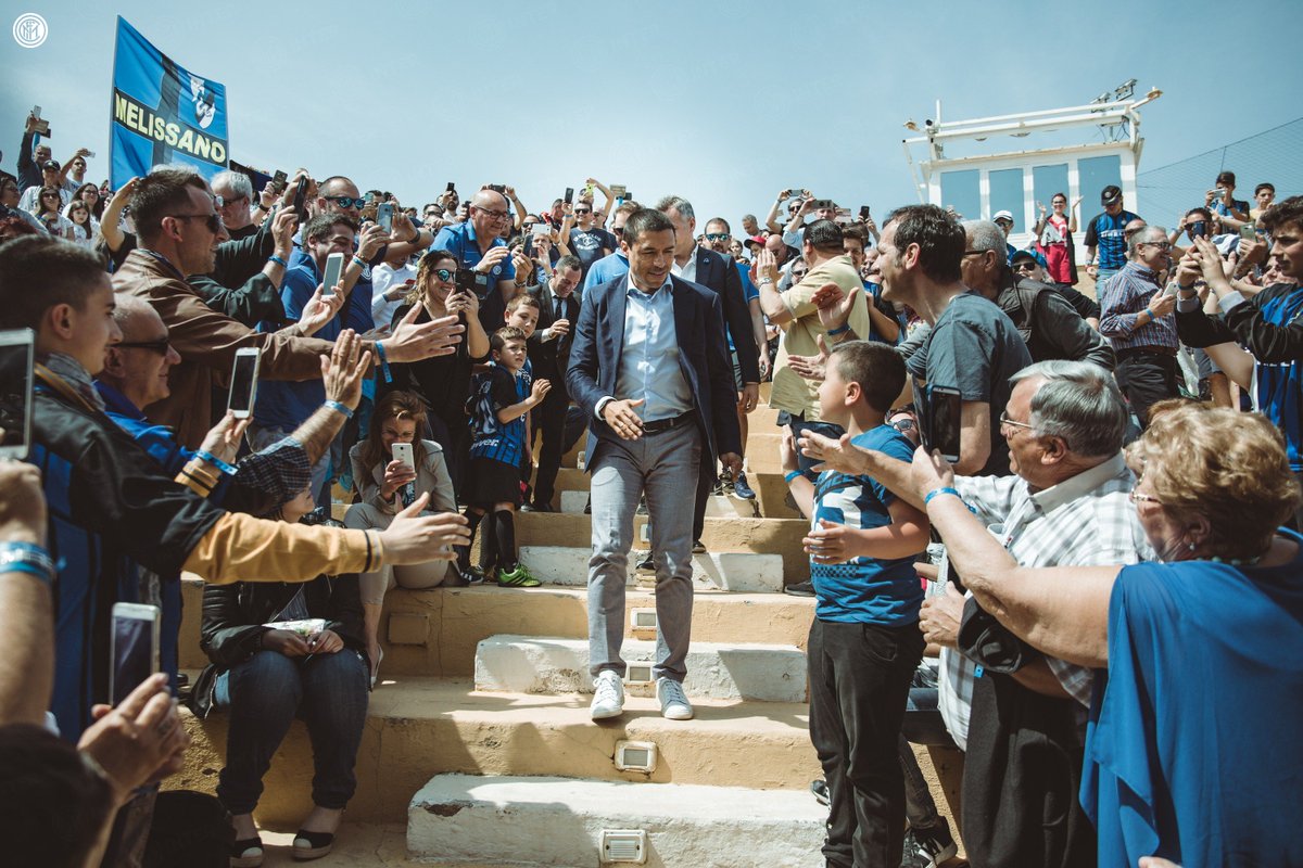 Inter's tweet photo. Una straordinaria giornata di festa a Monopoli (BA) in occasione dell'evento regionale organizzato dal Coordinamento Inter Club Puglia: ospite d'eccezione, acclamato dalla folla presente, Ivan Cordoba! 🖤💙

#InterClub #ForzaInter #UdineseInter https://t.co/wSEKWIIgGP