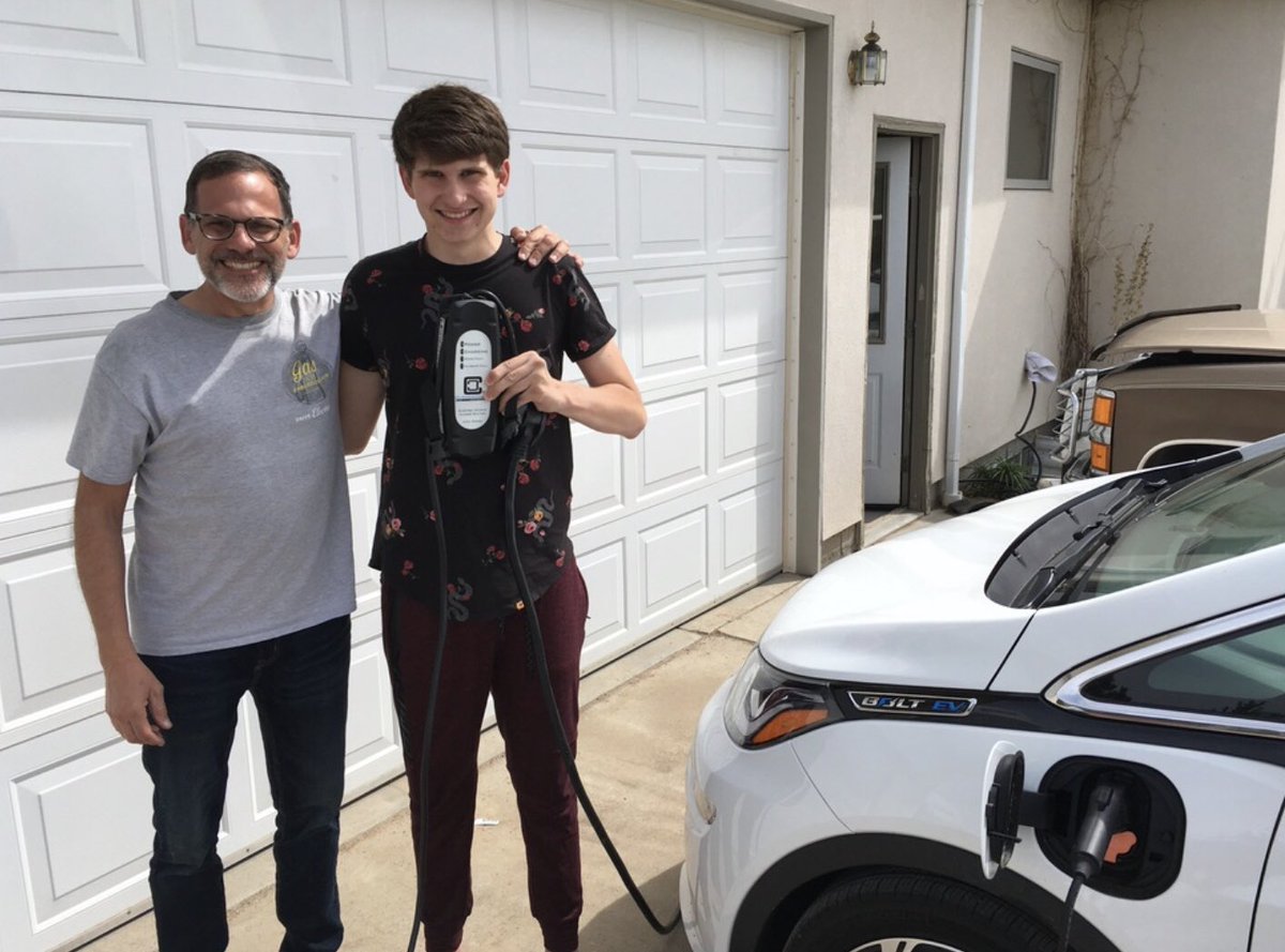 SCcooperatives's tweet photo. #SouthernJoule made it to Cheyenne, Wyoming. They’re plugged into a dryer outlet at this home for faster charging. The guys will be here for six hours. #DriveEVent https://t.co/7u6OmKYowT