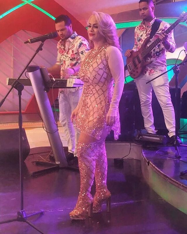 miriamcruz's tweet photo. ¡Lista para el mambo! 💃 Manténganse en sintonía que en breve vamos al aire en @divertidojochy. 😉 #SigueLaCruz #eldomingoesdivertido #DivertidoConJochy https://t.co/V4z9aHEJvj https://t.co/dFZH1wtTRo