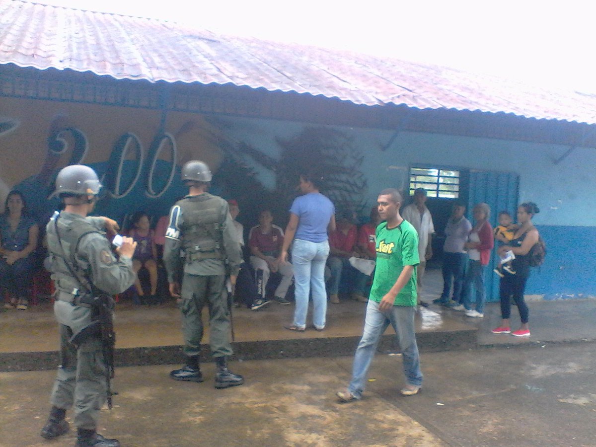 edixon_1978's tweet photo. #ElMundoConMaduro centro Grupo Escolar Atures, la gente acude masivamente @JauaMiranda @e_maribeli @MPPEDUCACION @NicolasMaduro @ZELara2017 https://t.co/pNw83vATgm