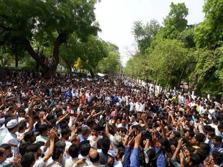 nidaspruce's tweet photo. Ye cheekein cheer hi jayngi Falak ko
Zalimo ghr'on m raho, aasman tutne wala hai
#

#WeStandWithAMU https://t.co/M0K3R5RijG