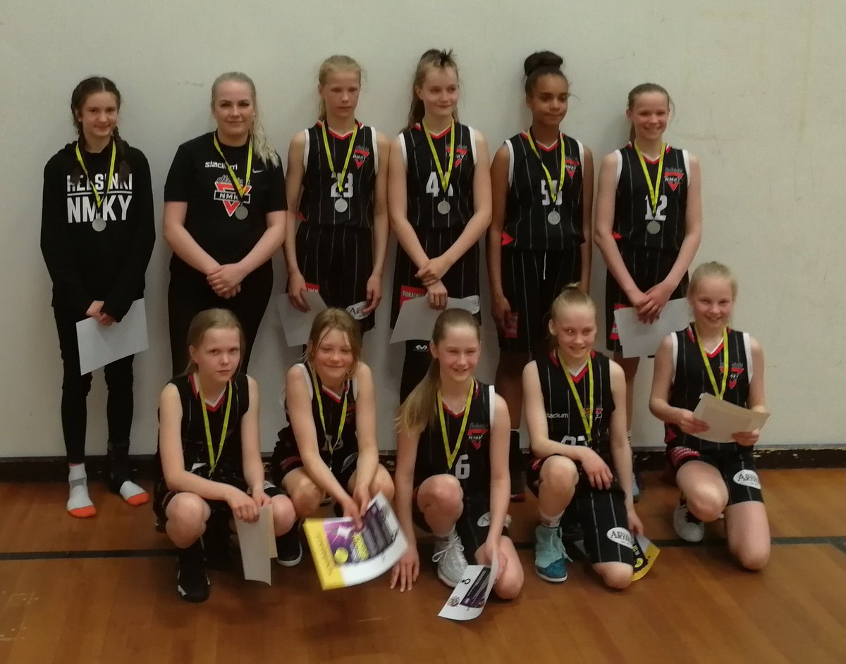 VP_Anttila's tweet photo. Näin päättyi @HNMKYkoripallo T06 Pakilan ura minityttöinä. #simabasket hopea 🥈 https://t.co/fajNUoYV5q