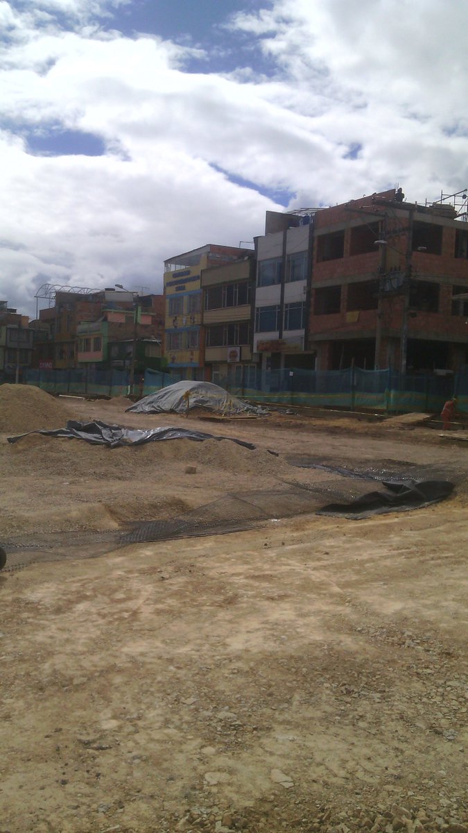 MarioVelaBon's tweet photo. @mejorarbogota @NoTM7a @Frankgutiell @GuilloTrina @ACA_ARBOR @BogotaLogica @ma_eugeniam @anarchytecture @GiordanoBrunoFi @Gustavo90941647 @woqqqoir @ayudarbol y que decir de este antiguo y gigante amigo (foto  1)...
fue talado (junto a todos los demás) por administración peñaloca para pasar otra avenida. https://t.co/F77159yXWs