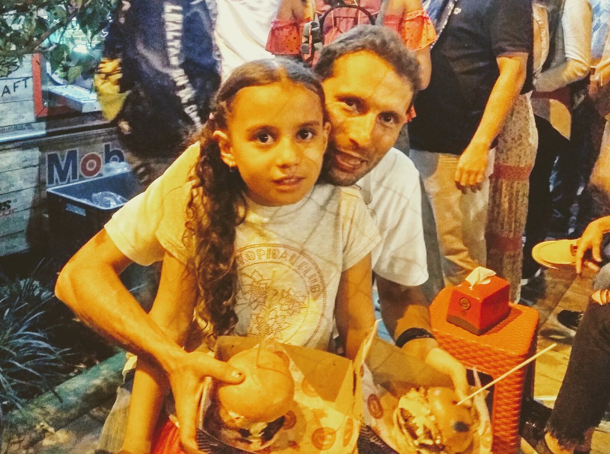10. La verdad no hay cómo comer #BurgerMasterCo  en un restaurante quería ir a #MedellinBurgerCompany en laureles pero la fila daba la vuelta a la manzana así que fuimos al #MedellinBurgerCompany de los foodtruck del río a probar #cherokeeburger muy buena