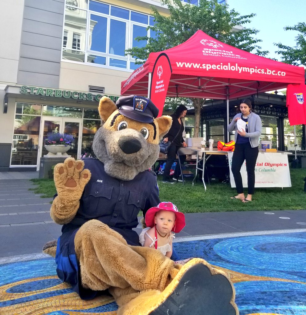 korisidaway's tweet photo. ACE and friends are out today for the #TorchRun raising money for #SpecialOlympicsBC @sobcsociety @SaanichPolice Head on down to help #FreeTheFuzz @CHEK_News https://t.co/p0rHT0YCRe