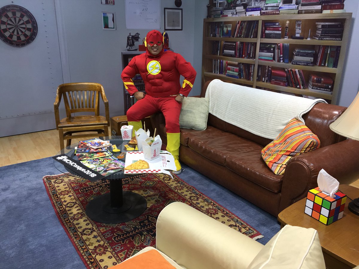 tlalocman's tweet photo. Solito como Wolowitz en el stand de The Big Bang Theory. Por un momento fui Flash. ⚡️#WCHConque2018 @WarnerChannelLA https://t.co/3218btoQg3