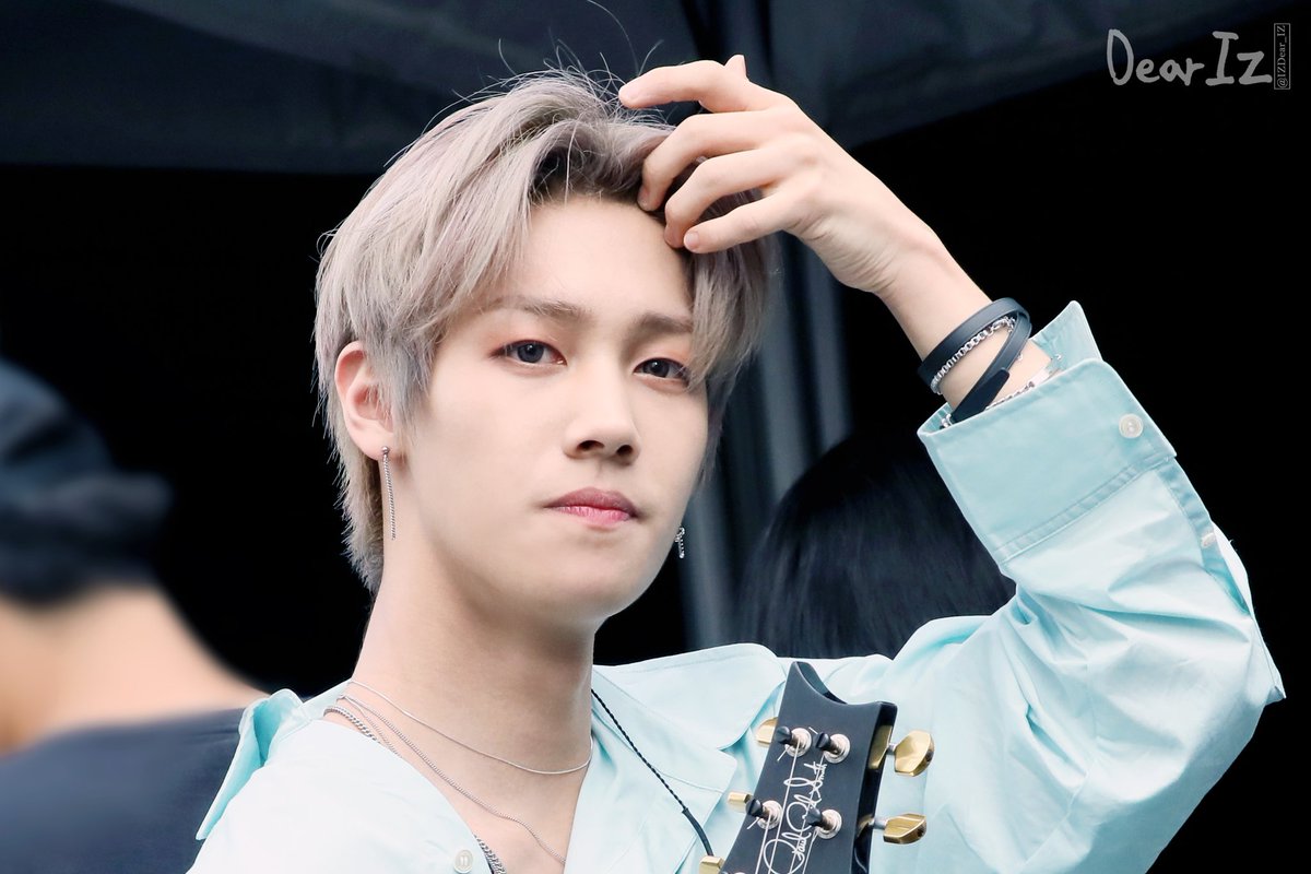 IZ_DearIZ's tweet photo. 180506 코엑스 2018 C-festival
아이즈 IZ 현준
프리뷰에 올렸던 컷을 못 찾아서 비슷한 사진 보정해왔어요ㅋㅋ
머리 쓸어올리는 현준이😍
#IZ #아이즈 #현준 #이현준 #새살 #Angel #kpop #아이즈밴드 #엔젤 #리더현준 #씨페스티벌 #코엑스 #저격해 #기타현준 #디어아이즈 #DearIZ https://t.co/iNxKyD88o4