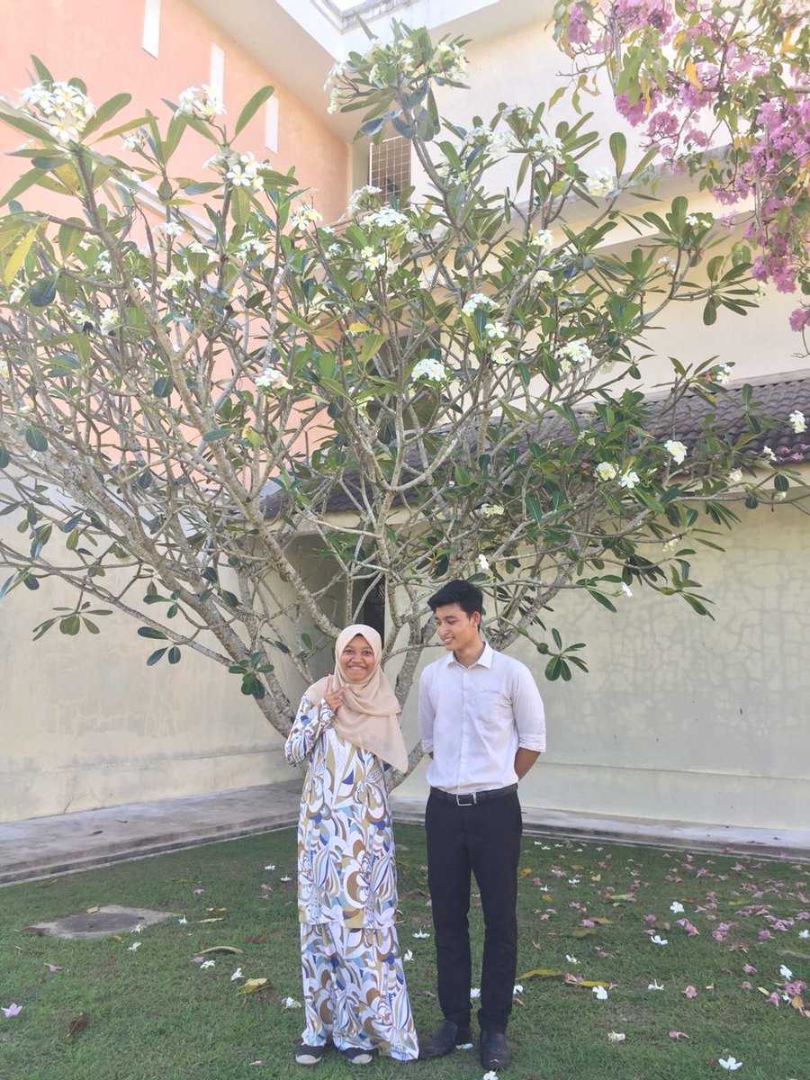 lilinobabe's tweet photo. Get someone who look at you like he does 💛
*when both of us is tall, we look like Petronas Twin Towers 🐣
#axten https://t.co/BlgoEbUcNv