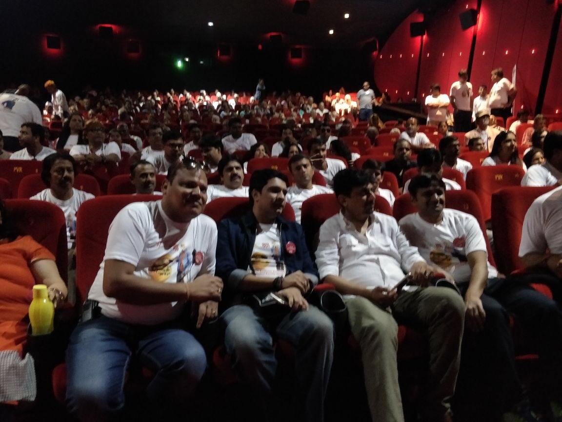 ashokmistry4545's tweet photo. Watching #102NotOut with 150 Senior Citizens & 102 EF (Amitabh Bachchan fans from all over the globe)
#AllIndiaABEFMeet BADUMBAAAA
#MomentNotOut @SrBachchan Sir @umeshkshukla @JimitTrivedi06 @SonyPicsIndia @DIVYASOLGAMA @ganeshlahoti @premdiplahoti @ArthVaishnav @zafarkeymaker https://t.co/wikRSkrLmo