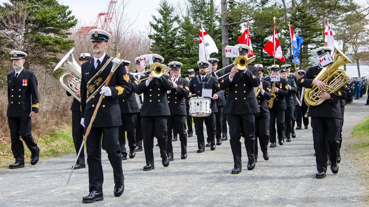 MRC_FMARA's tweet photo. Des membres #MusiqueStad #MarineRC, #ARC @ForcesCanada &amp; @VeteransFR_CA se dirigent côte à côte vers la #CroixduSacrifice durant le défilé de la #batailledelAtlantique au #parcPointPleasant #SouvienstoiMRC https://t.co/xpCEmEZqIv