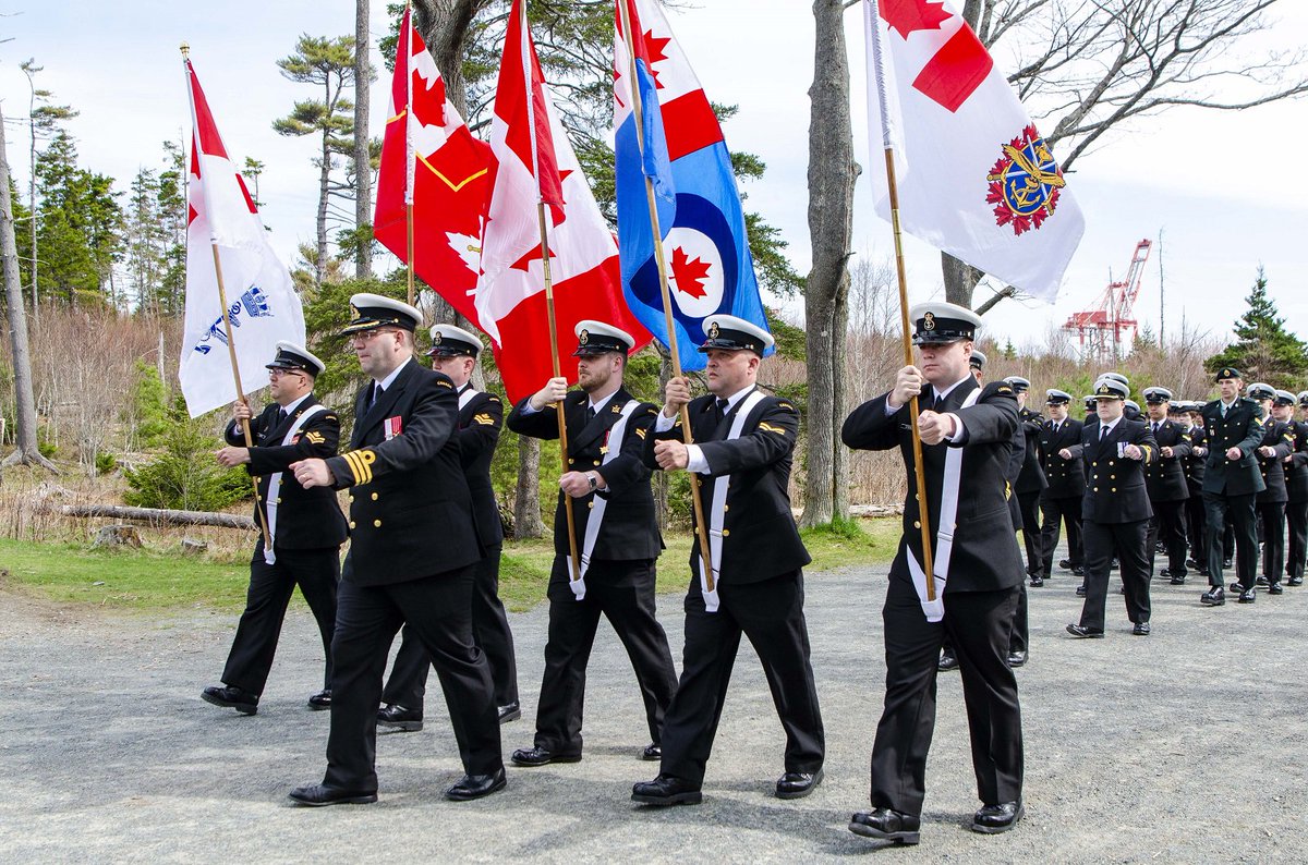 MRC_FMARA's tweet photo. Des membres #MusiqueStad #MarineRC, #ARC @ForcesCanada &amp; @VeteransFR_CA se dirigent côte à côte vers la #CroixduSacrifice durant le défilé de la #batailledelAtlantique au #parcPointPleasant #SouvienstoiMRC https://t.co/xpCEmEZqIv