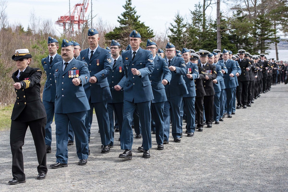 MRC_FMARA's tweet photo. Des membres #MusiqueStad #MarineRC, #ARC @ForcesCanada &amp; @VeteransFR_CA se dirigent côte à côte vers la #CroixduSacrifice durant le défilé de la #batailledelAtlantique au #parcPointPleasant #SouvienstoiMRC https://t.co/xpCEmEZqIv