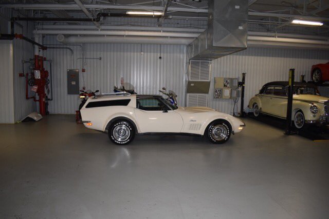 LIVettesClub's tweet photo. Great day at the NCRS meet, many of our members also attended. Even spotted the Corvette Hunter! @corvetterepair  One of our members even brought his grocery getter. https://t.co/bwDRQMsVHv