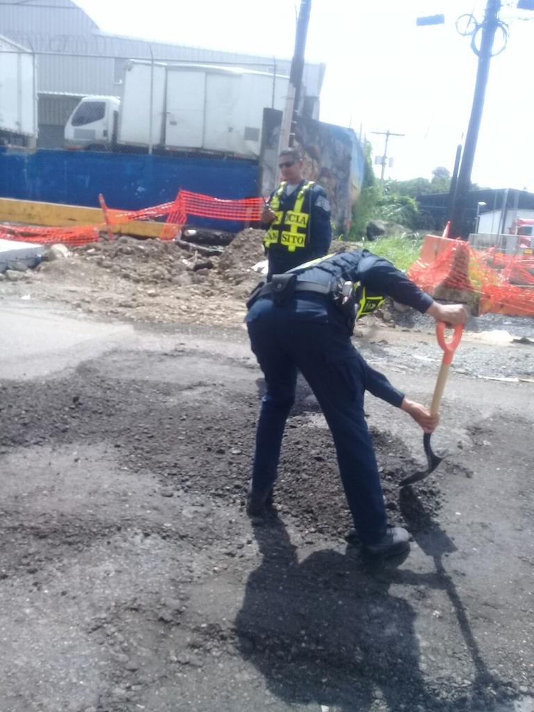 Leisy Cano G. (@leisycano) on Twitter photo Unidades de @ProtegeryServir realizando trabajos que le competen a funcionarios de <a href="/MOPdePanama/">MOPdePanama</a> <a href="/TReporta/">Telemetro Reporta</a> Unidades de @ProtegeryServir realizando trabajos que le competen a funcionarios de <a href="/MOPdePanama/">MOPdePanama</a> <a href="/TReporta/">Telemetro Reporta</a>