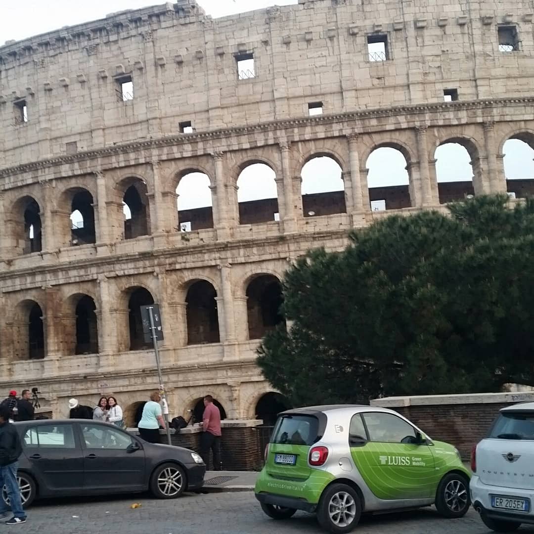 DelpesceD's tweet photo. #luissgreenmobility Colosseo Rome https://t.co/twEYVM7x5F