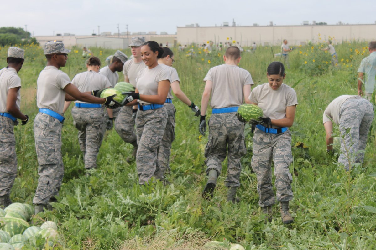 safoodbank's tweet photo. We always appreciate our military hunger fighters. Thank you so much for all you do in helping the community of San Antonio. #safoodbank #sa300 #commemorativeweek #militaryappreciation https://t.co/a6TPdSDkfx