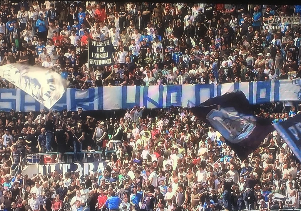 pisto_gol's tweet photo. Il giorno dopo Juve-Napoli, tutti volevano cacciare Allegri. Dopo una sconfitta che segna la stagione, tutti vogliono che Sarri rimanga. La vittoria della Bellezza 💙 https://t.co/nXKt9t257G