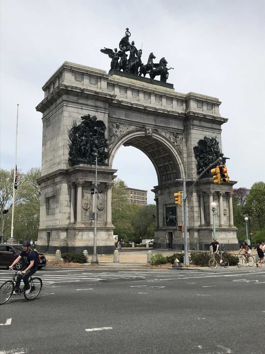 Matt_l_cook's tweet photo. Some family time in Brooklyn. Prospect Park is fantastic and @lauraedmktg has an amazing new home. With @halle_cook @cook9427 https://t.co/V5pKvys8wx