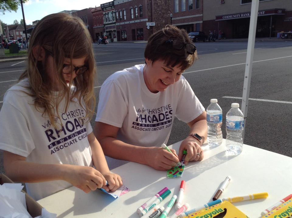 RhoadesForJudge's tweet image. Abby and I volunteered at the @NeoshoCC Car &amp;amp; Bike Cruise Night on the Square! Thank you Neosho Arts Council for allowing us the opportunity to color and participate in your project!  We had a great time!  #runningforjudge #newtoncounty #campaigntimewithabby #neoshoartscouncil