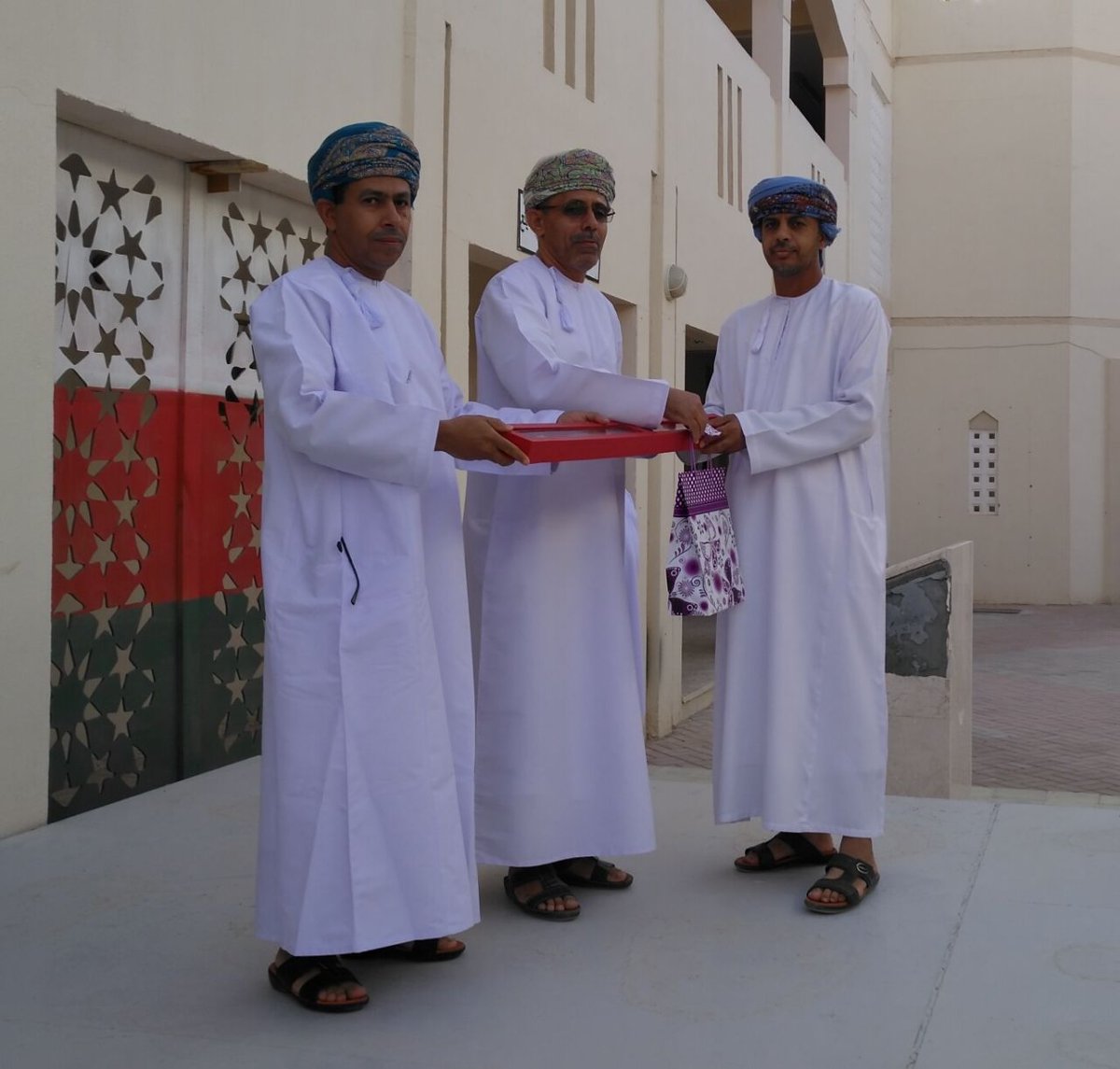 ادارة مدرسه ابو سعيد الخدري تكرم  الاستاذ يوسف النزواني من مدرسة عمر بن مسعود تقديرا لدوره في انجاح فعالية حفل تكريم الطلاب المتفوقين في التحصيل الدراسي للعام 2017/2018