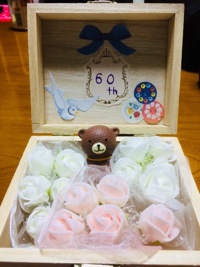 i_chi666's tweet photo. おじいちゃんとおばあちゃんが結婚60周年らしくて、急遽こんな感じの作ってみた。

想像力はあるんだけど、如何せん技術が追いつかない。でも喜んでもらえたからよかったー👴💓👵 https://t.co/AQI7fnYKW4