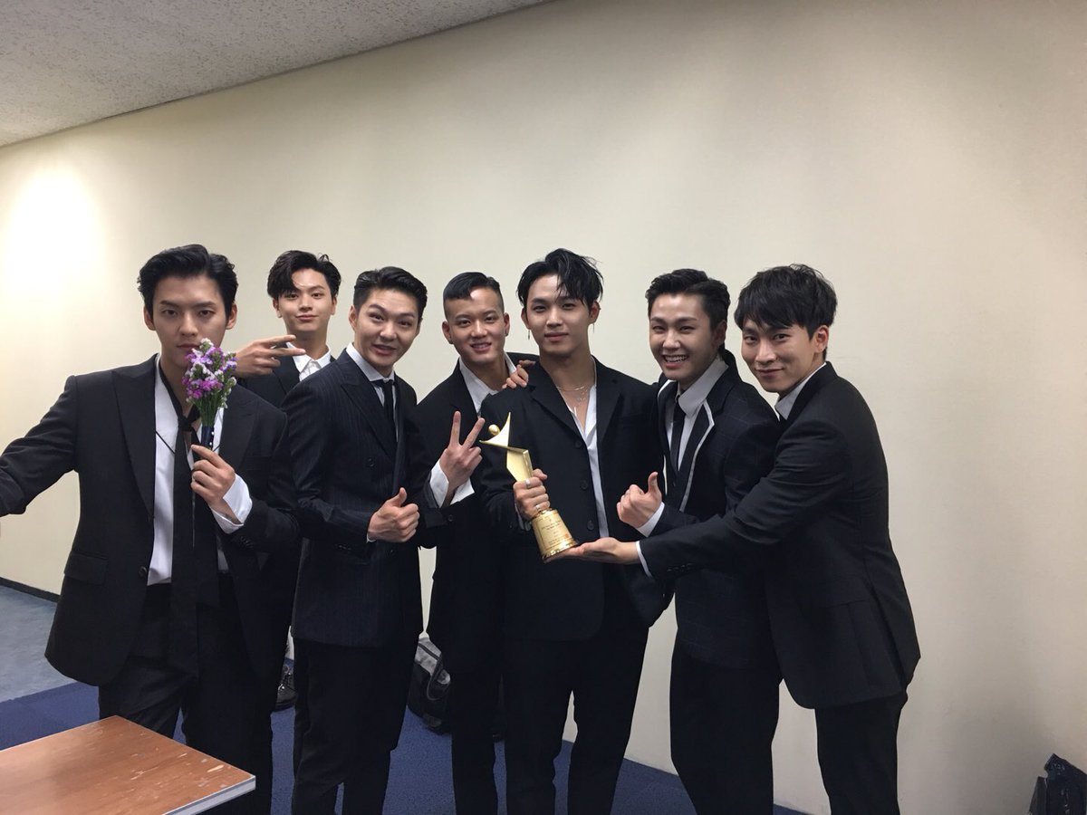 OFFICIALBTOB's tweet photo. [📸] 20180506 @아시아모델어워즈 

수트=💙

비투비의 아시아스타상 수상을 축하합니다!!!🎉💙👍🎉

#BTOB #비투비 #아시아모델어워즈 https://t.co/gwq6gwy1AH