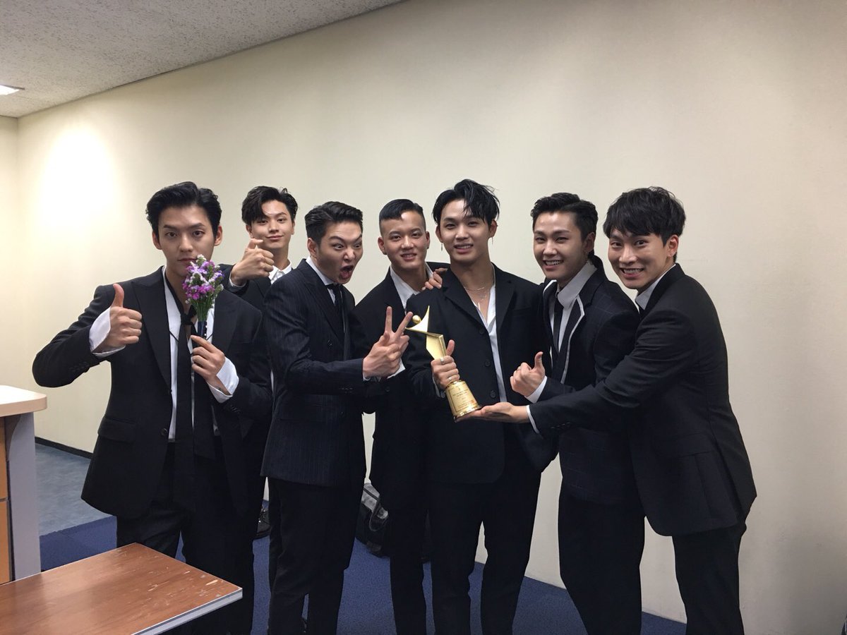 OFFICIALBTOB's tweet photo. [📸] 20180506 @아시아모델어워즈 

수트=💙

비투비의 아시아스타상 수상을 축하합니다!!!🎉💙👍🎉

#BTOB #비투비 #아시아모델어워즈 https://t.co/gwq6gwy1AH