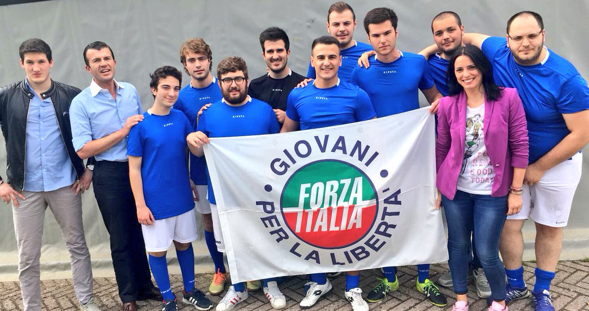 fi_giovani's tweet photo. Ancora scatti del nostro #WeAzzurro qui #Perugia con i nostri ragazzi al fianco del sindaco @Andrea_Romizi in prima linea per il decoro del #Territorio e a #Prato pronti per il fischio d'inizio dell'#IniziativaSolidaleBeneComune @CalabriaTw @GruppoFICamera @Fi_Pdl_Senato https://t.co/js1vwuMWWj