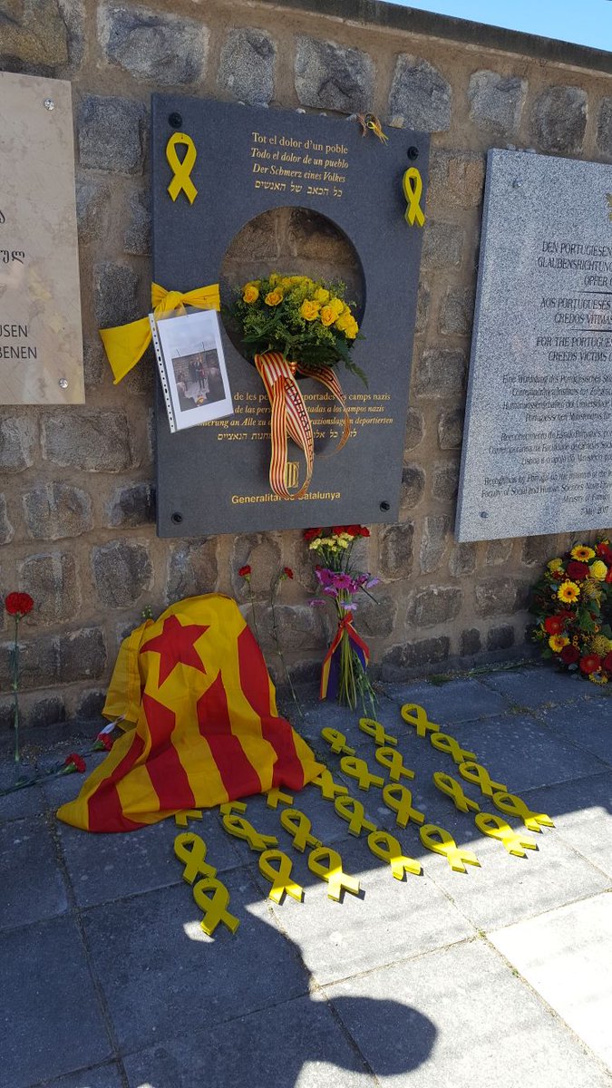 cdr_wien's tweet photo. Avuí el CDR-Wien juntament amb el @TriangleBlauAT encapçalant la delegació catalana en la celebració de l'alliberament del camp de concentració de Mauthausen. Feixisme mai més!!! https://t.co/kzmNIe345N
