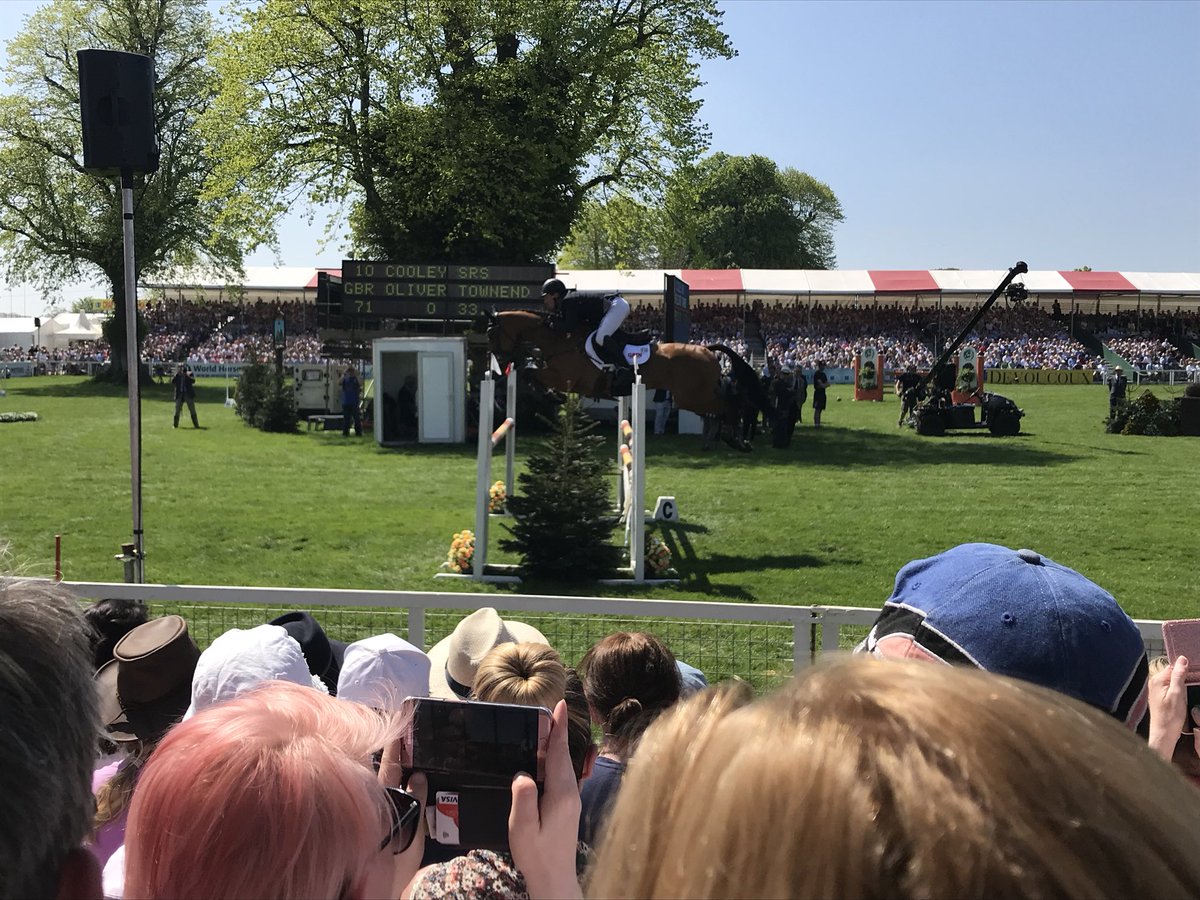 goonie_uk's tweet photo. Well that was 2 fingers up to all the keyboard warriors @Oliver_Townend! 😆 Top class riding on a horse who jumped his socks off & clearly loves his job #MMBHT18 https://t.co/kZfEQHRWhI